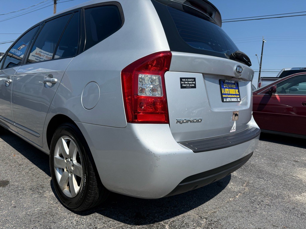 2008 Kia Rondo Image 2