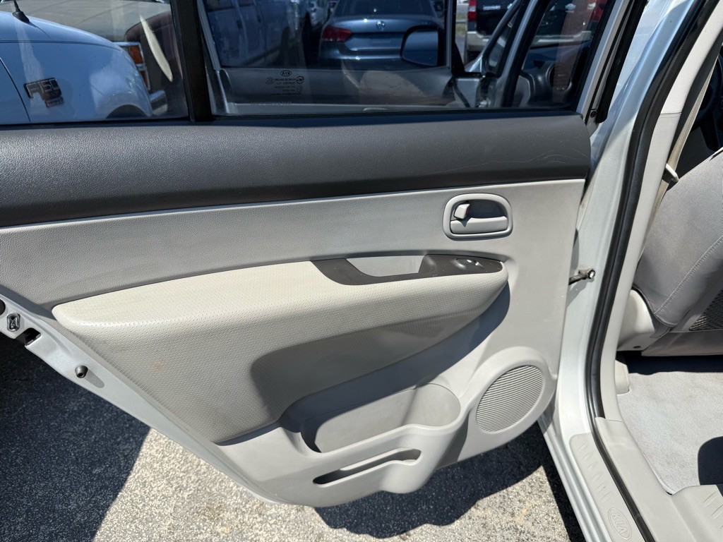 2008 Kia Rondo Image 7