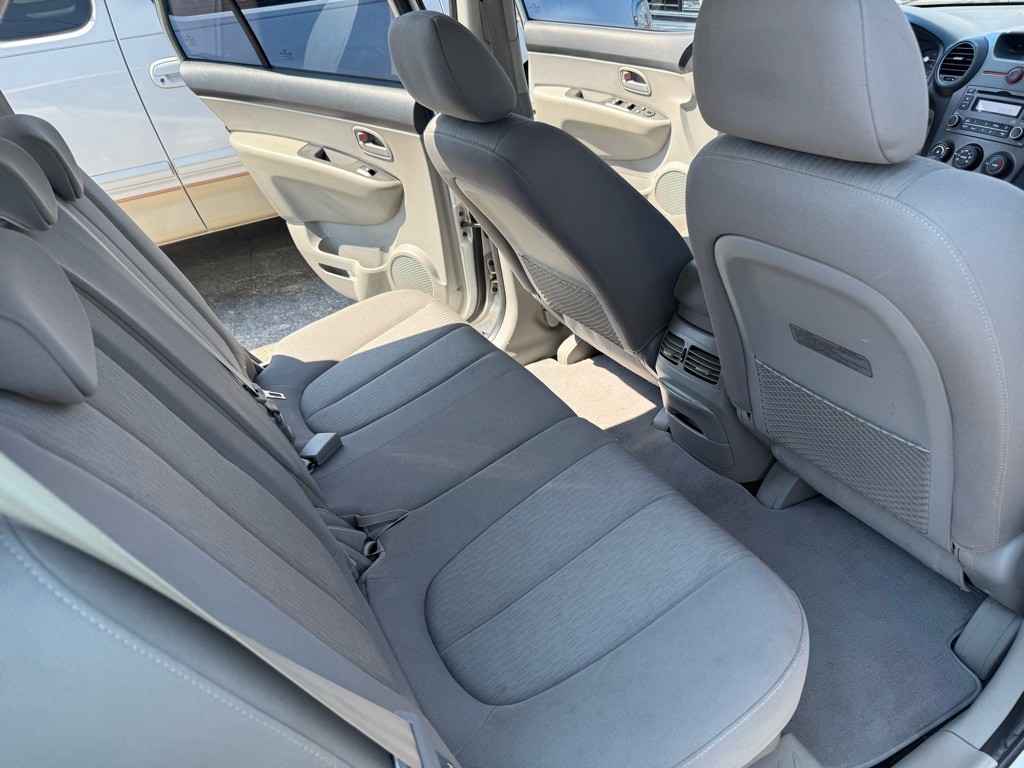2008 Kia Rondo Image 8