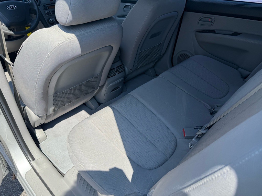 2008 Kia Rondo Image 10