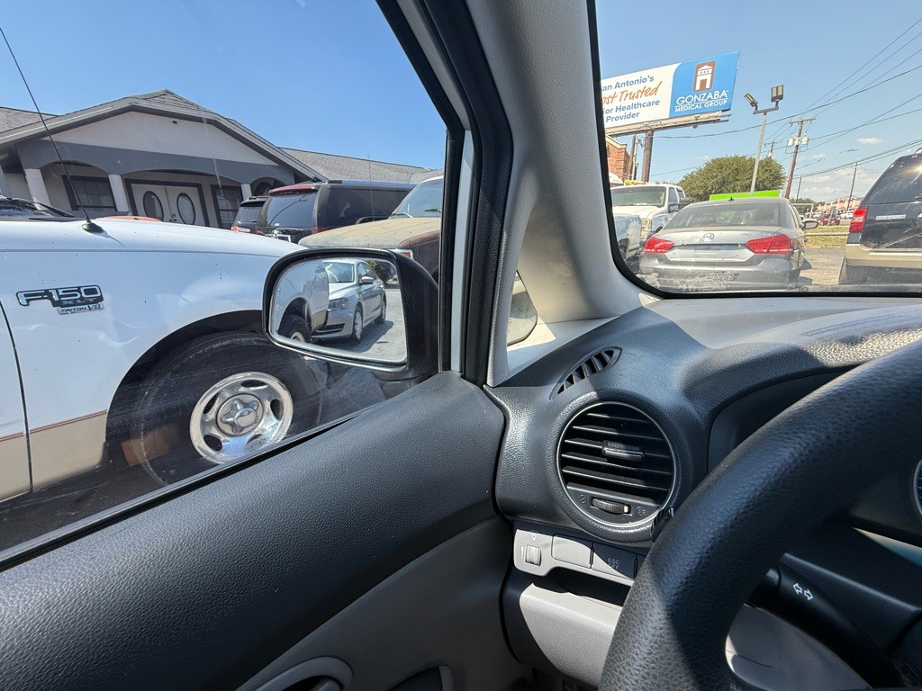 2008 Kia Rondo Image 30