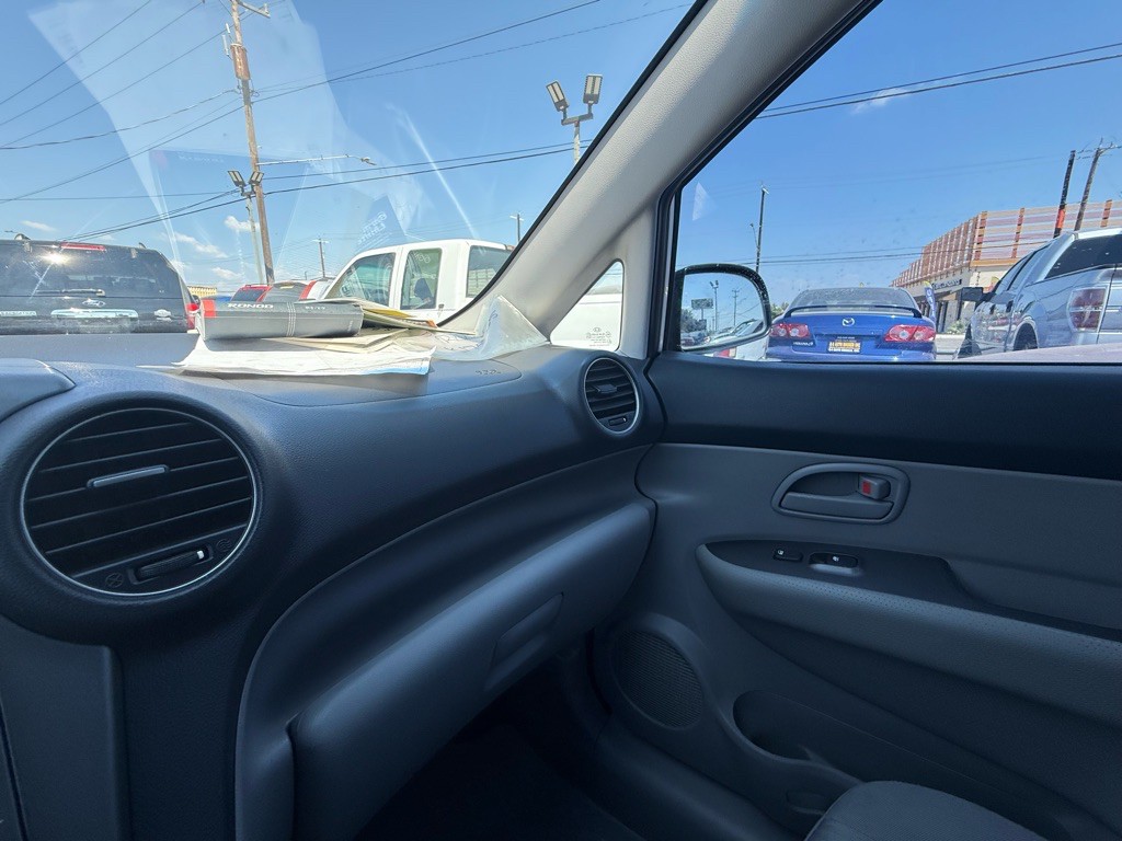 2008 Kia Rondo Image 31