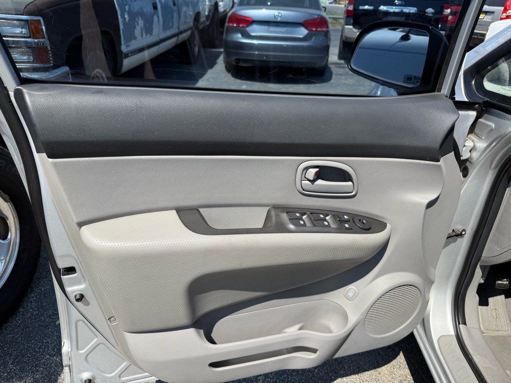 2008 Kia Rondo Image 38