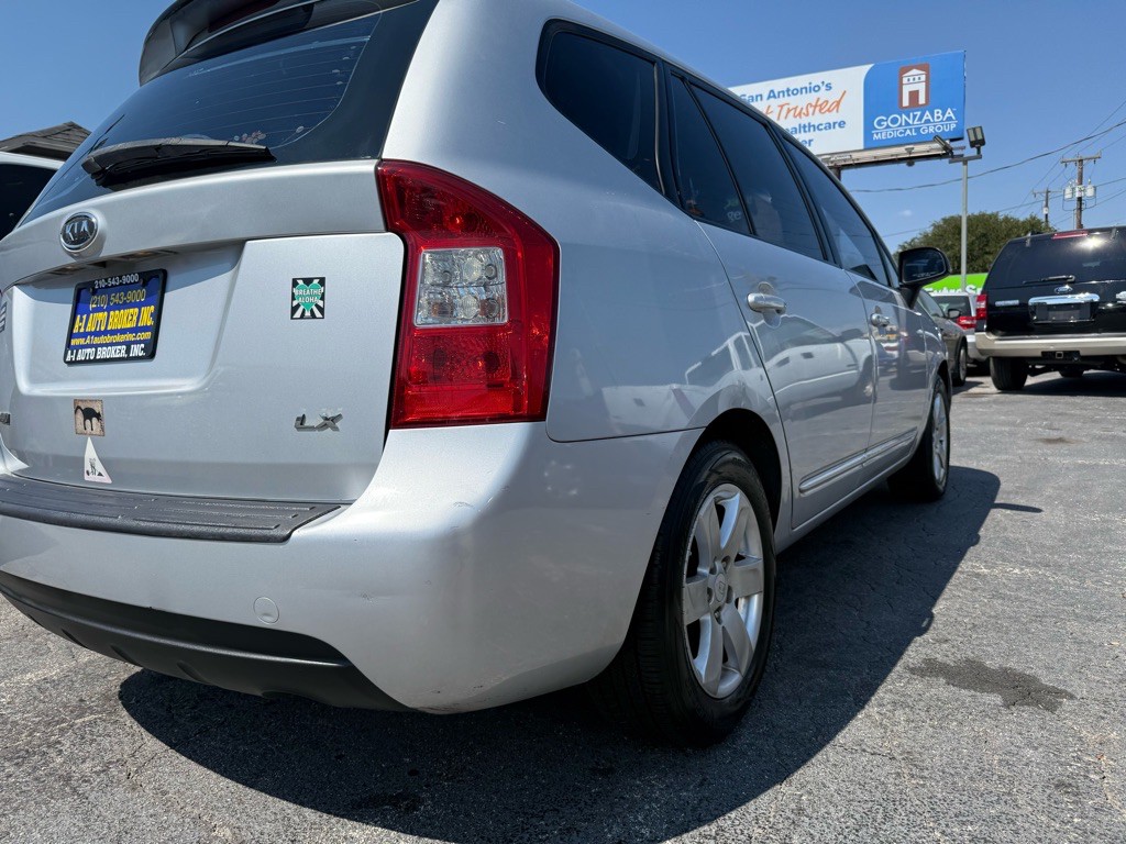 2008 Kia Rondo Image 4