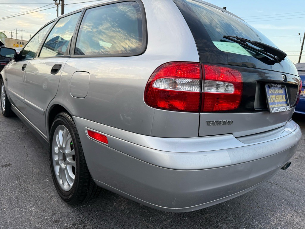 2004 Volvo V40 Image 2