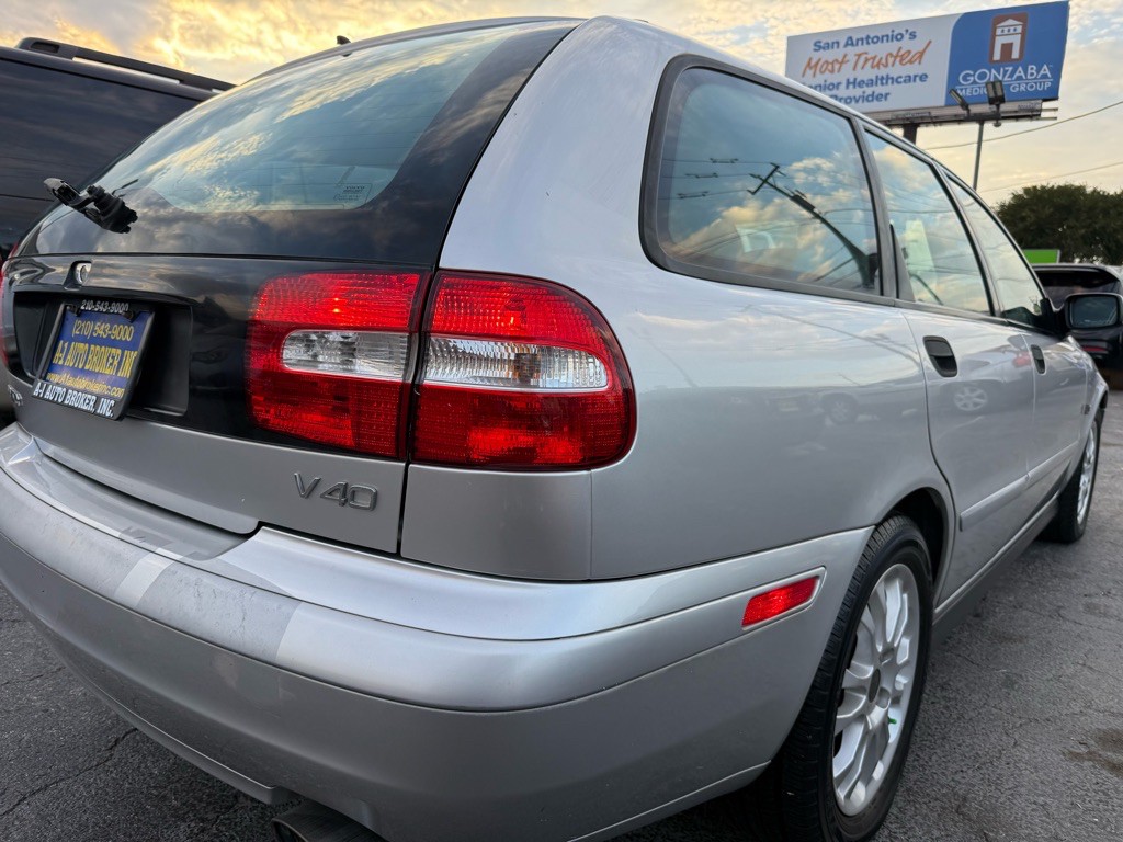 2004 Volvo V40 Image 4