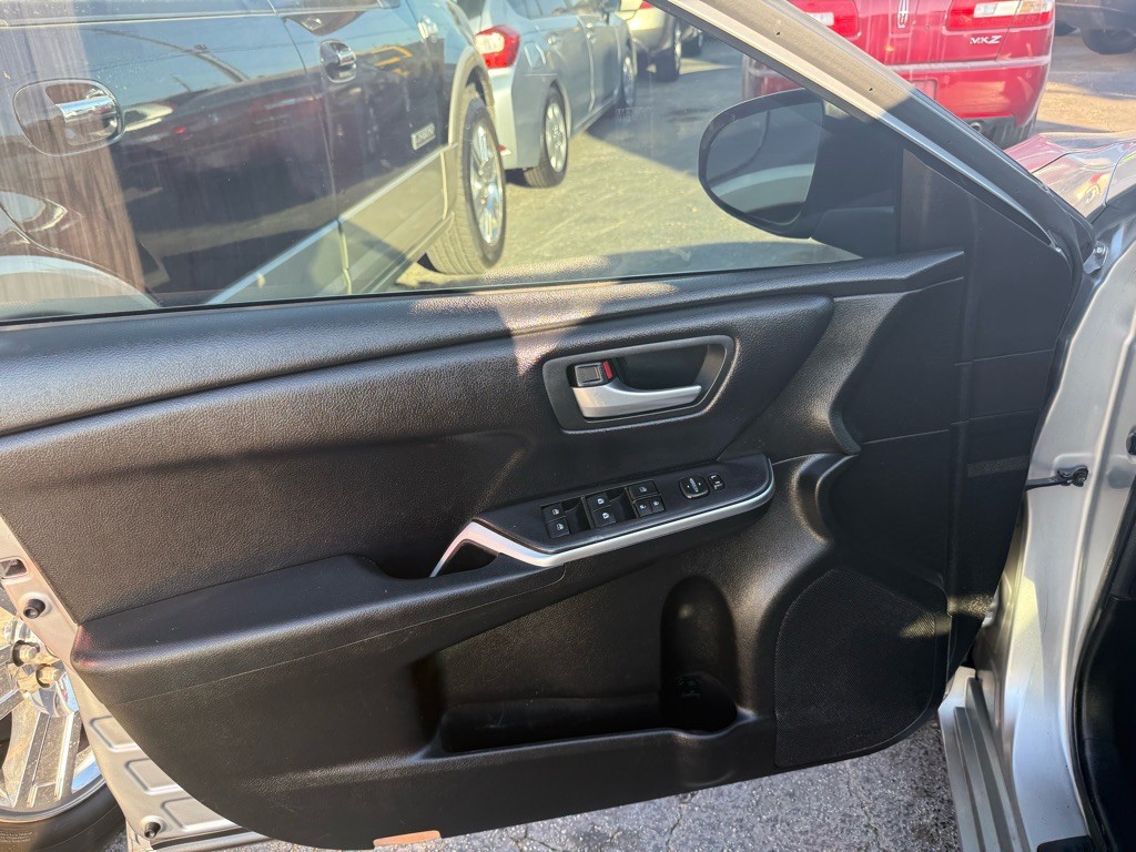 2016 Toyota Camry Image 8