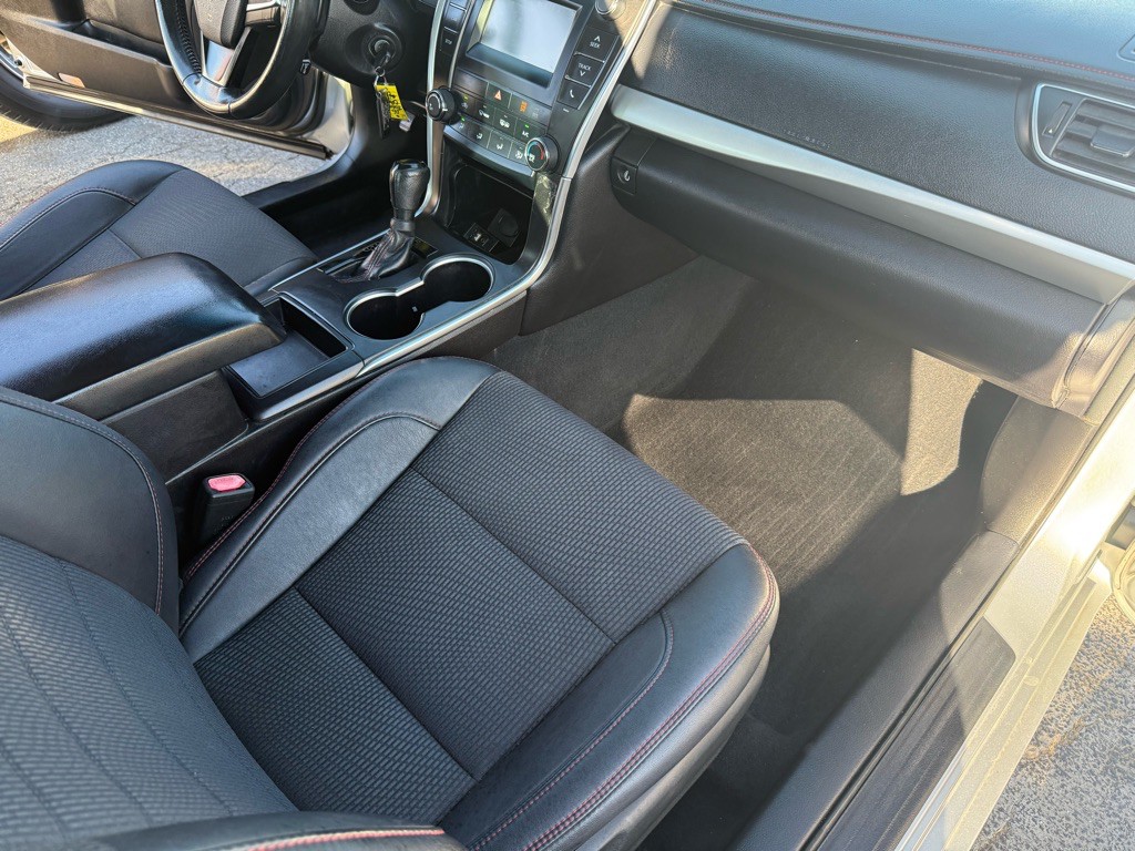 2016 Toyota Camry Image 17