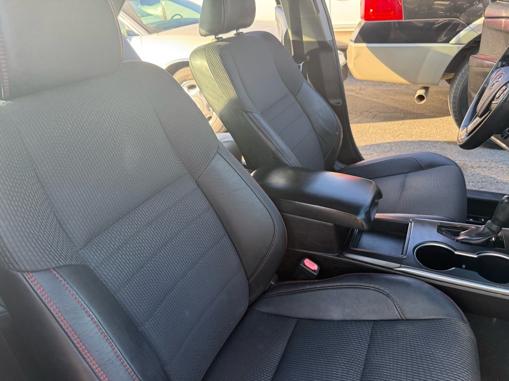 2016 Toyota Camry Image 18