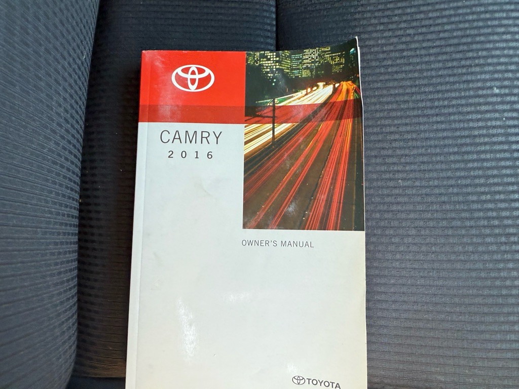 2016 Toyota Camry Image 20