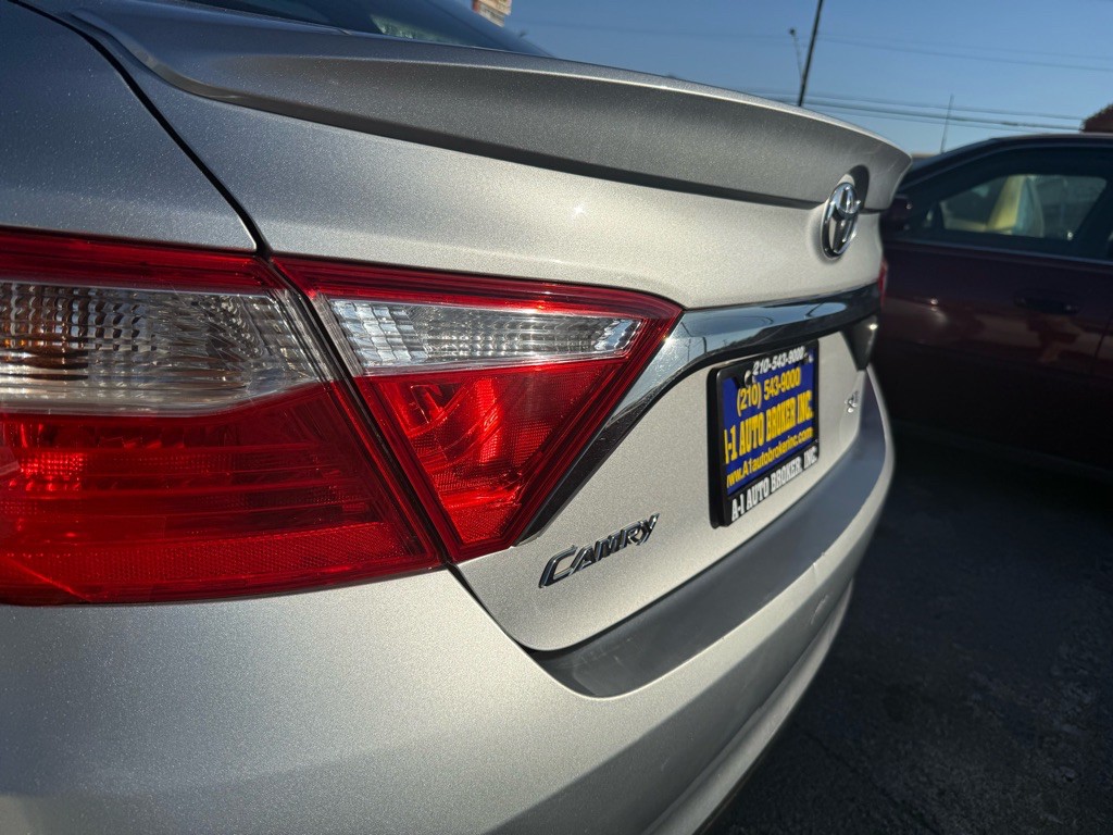 2016 Toyota Camry Image 21