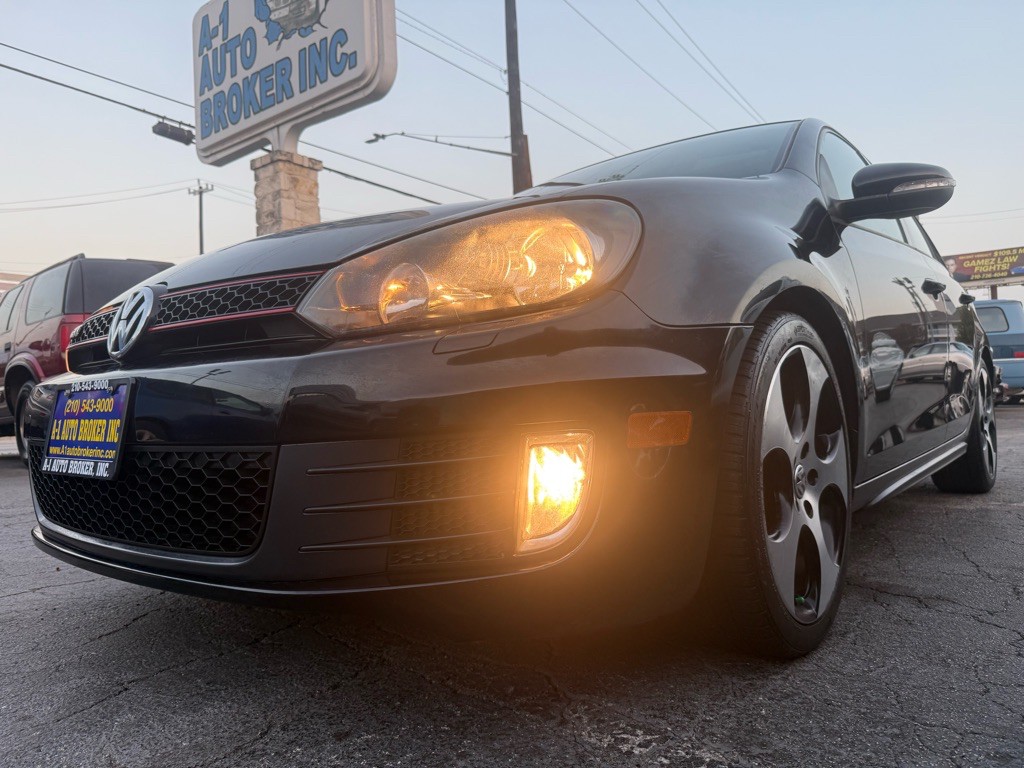 2011 Volkswagen GTI Image 1