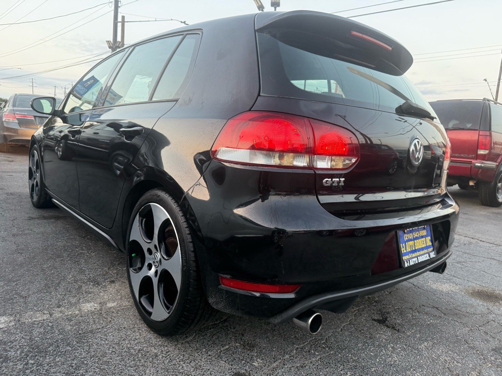 2011 Volkswagen GTI Image 2