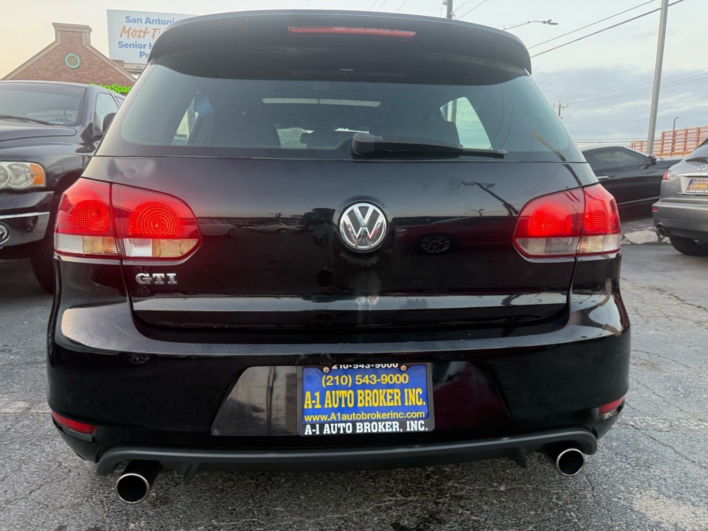 2011 Volkswagen GTI Image 3