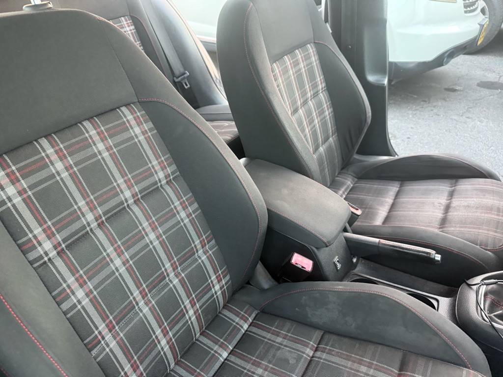 2011 Volkswagen GTI Image 25