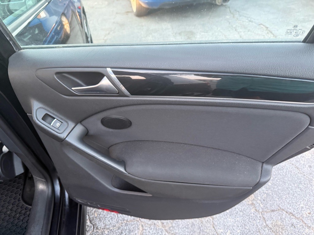 2011 Volkswagen GTI Image 28