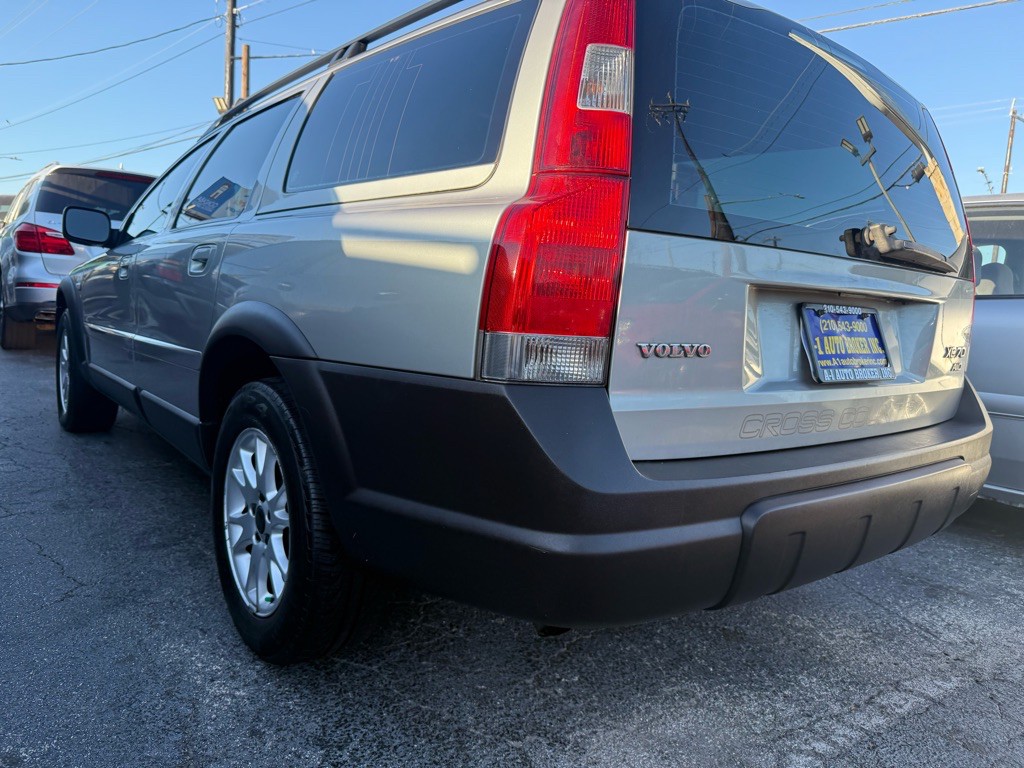 2004 Volvo XC70 Image 2