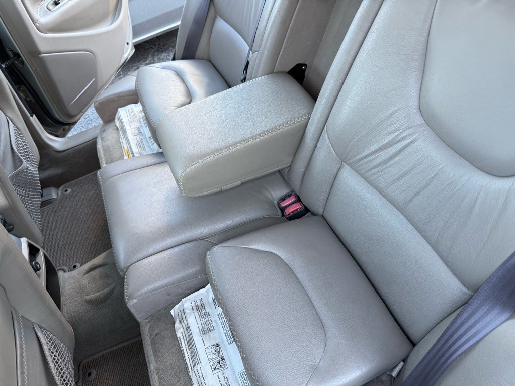 2004 Volvo XC70 Image 8