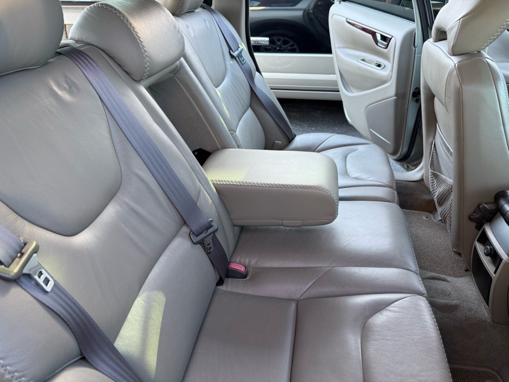2004 Volvo XC70 Image 12