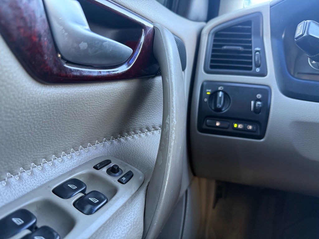 2004 Volvo XC70 Image 30