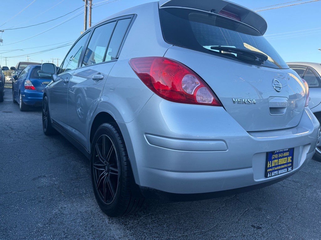 2009 Nissan Versa Image 2