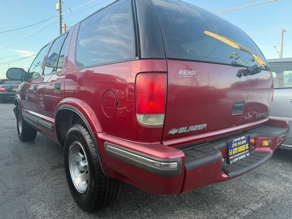1999 Chevrolet Blazer Image 2