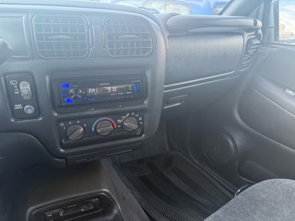 1999 Chevrolet Blazer Image 30