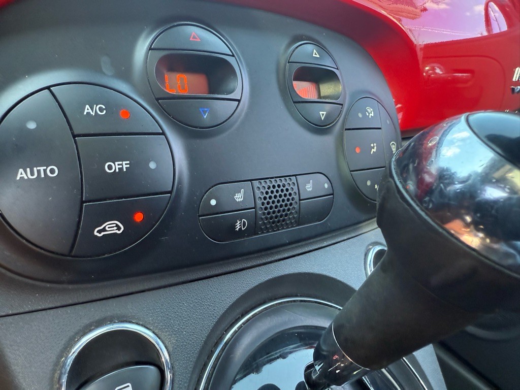 2015 FIAT 500 Image 28