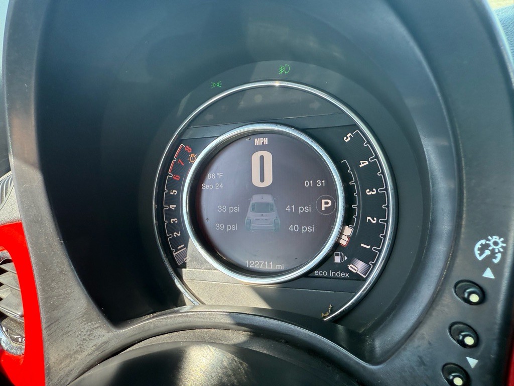 2015 FIAT 500 Image 29