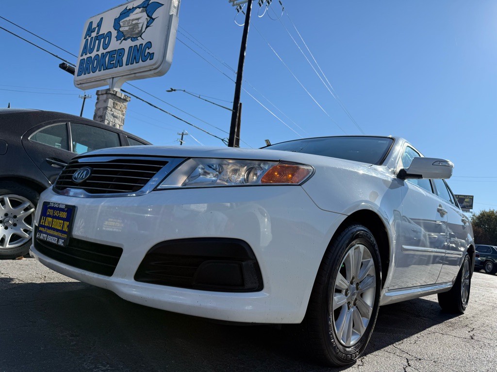 2010 Kia Optima Image 1