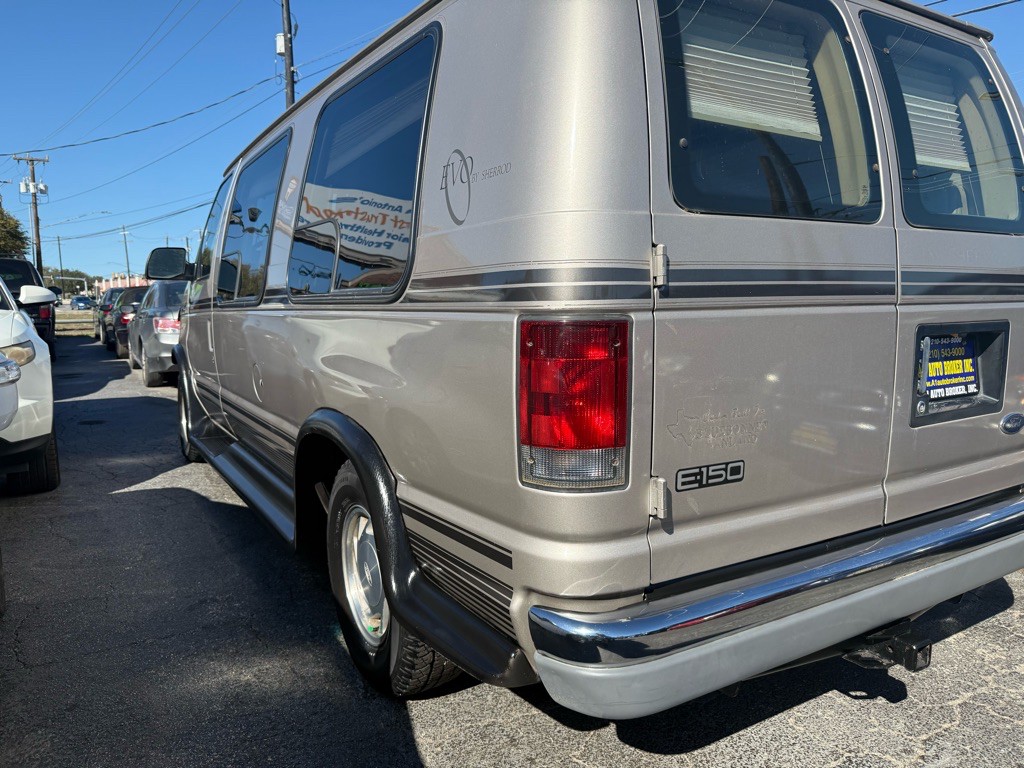 2001 Ford Econoline Image 2