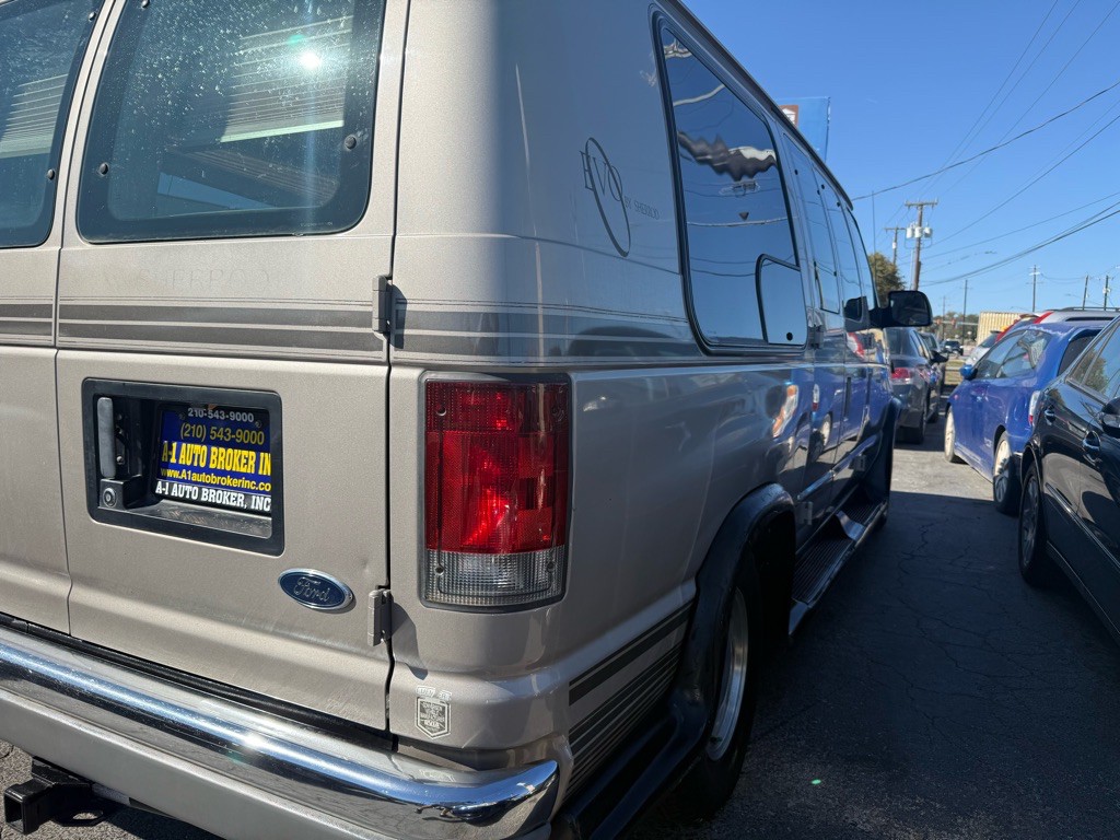 2001 Ford Econoline Image 4