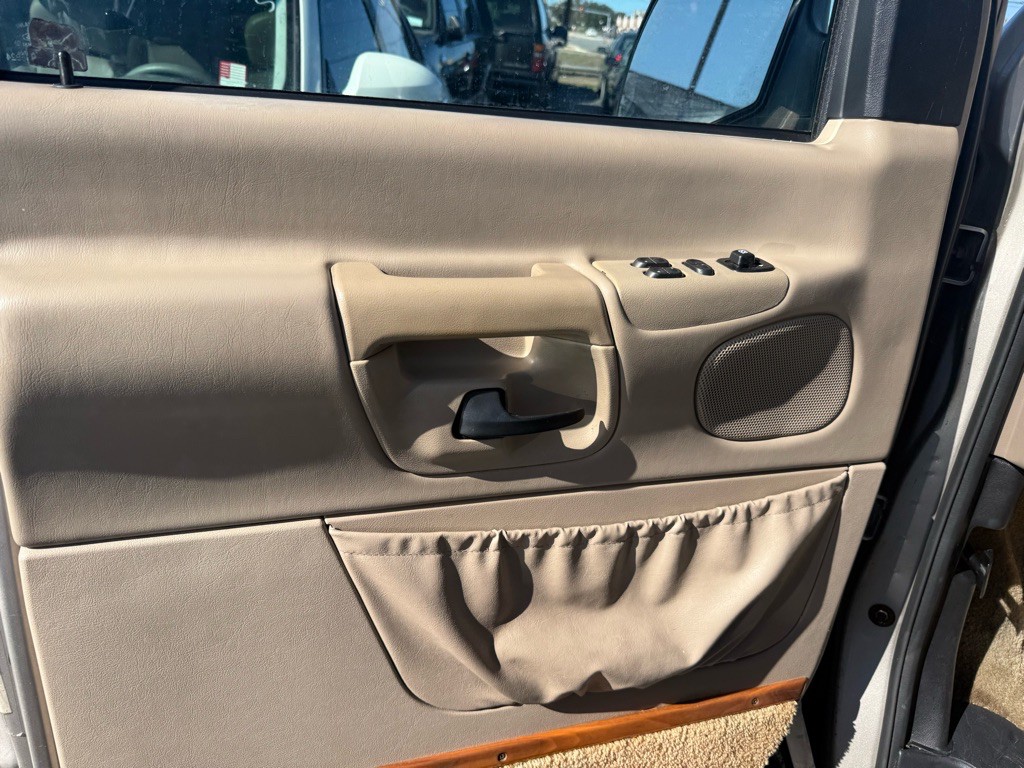 2001 Ford Econoline Image 12