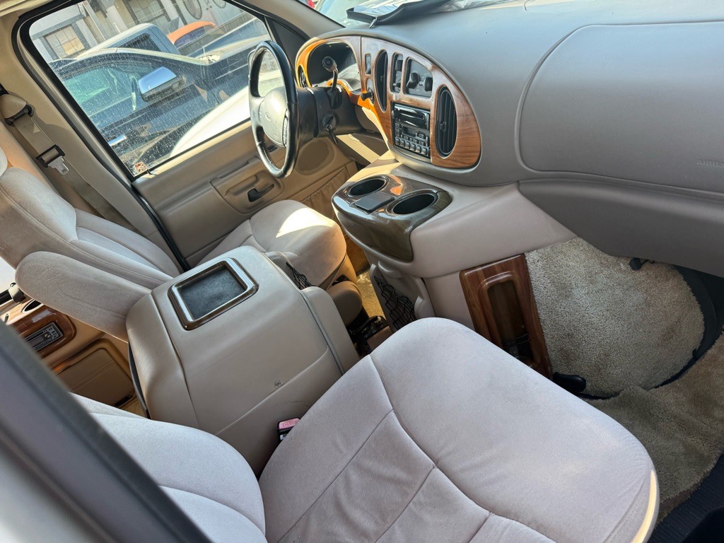 2001 Ford Econoline Image 32