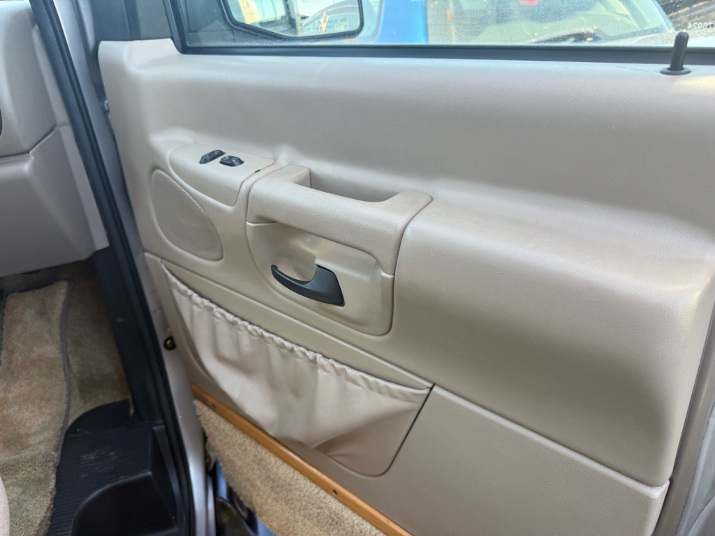 2001 Ford Econoline Image 36