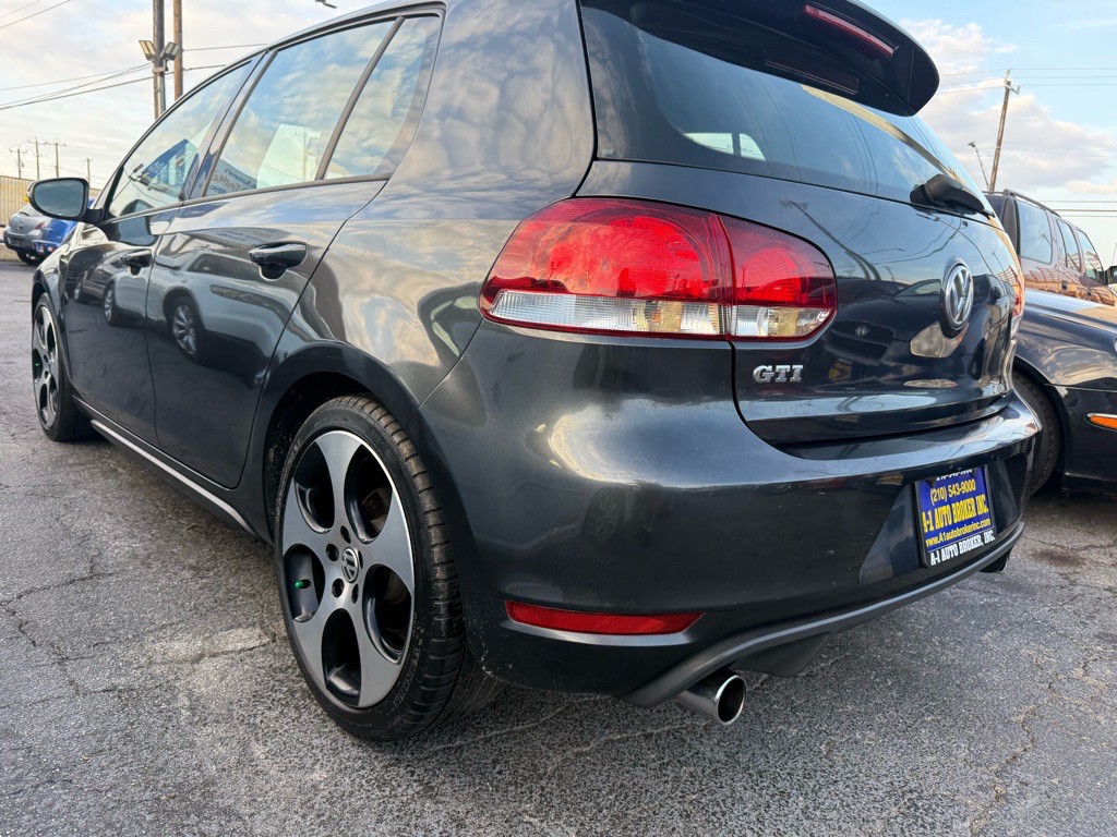 2011 Volkswagen GTI Image 2