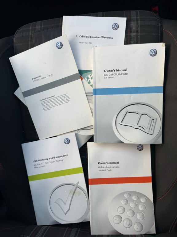 2011 Volkswagen GTI Image 12