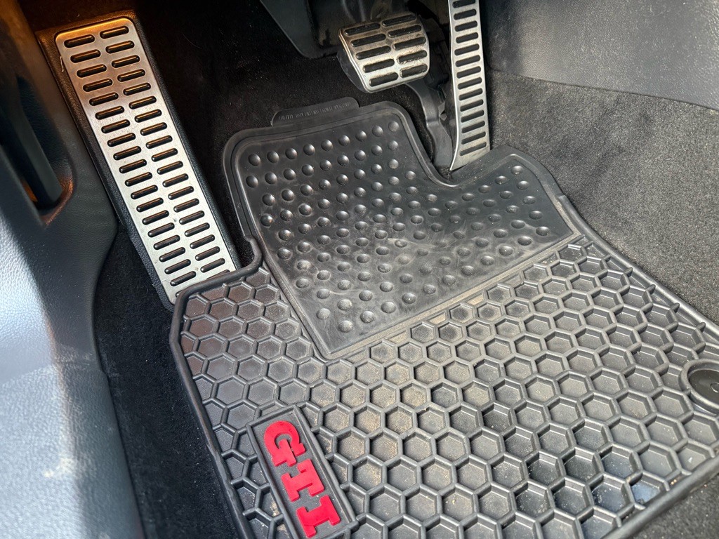 2011 Volkswagen GTI Image 13