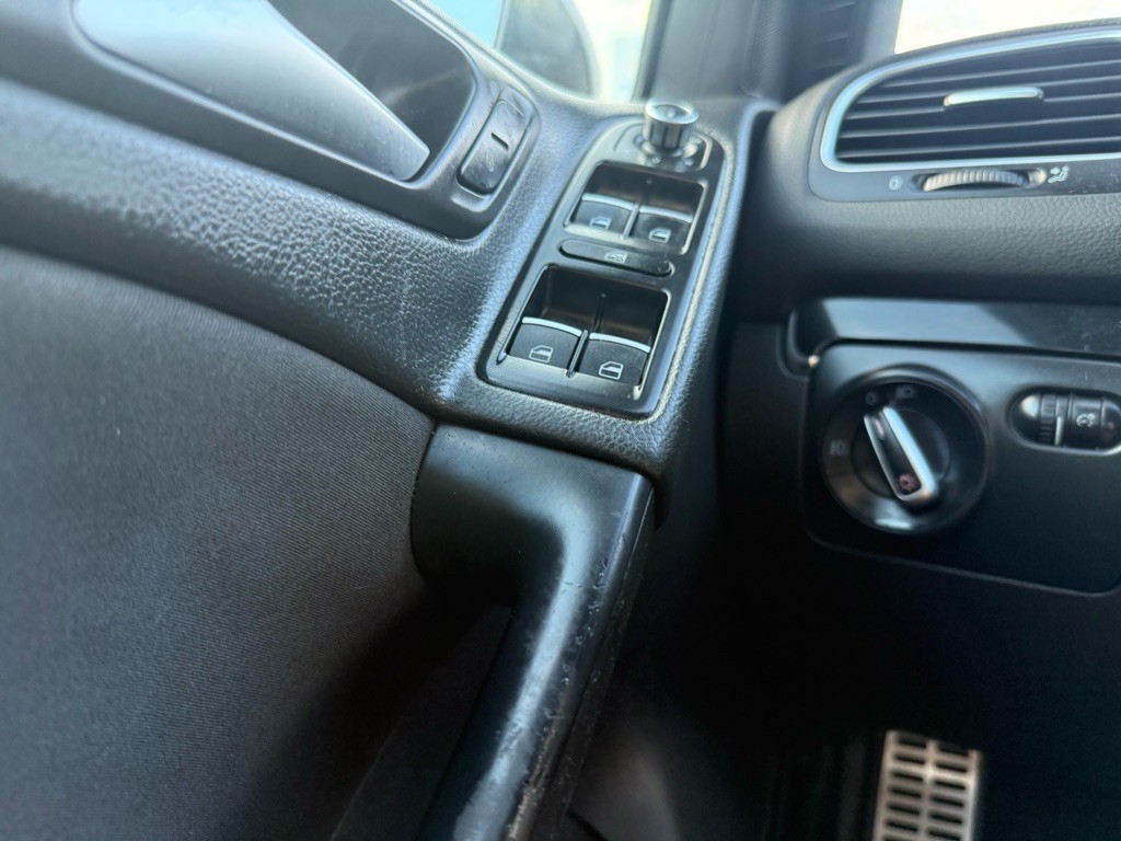 2011 Volkswagen GTI Image 25