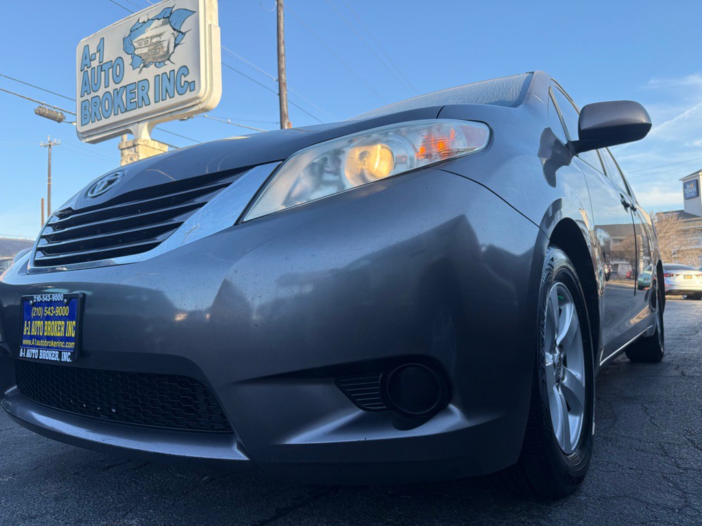 2015 Toyota Sienna Image 1