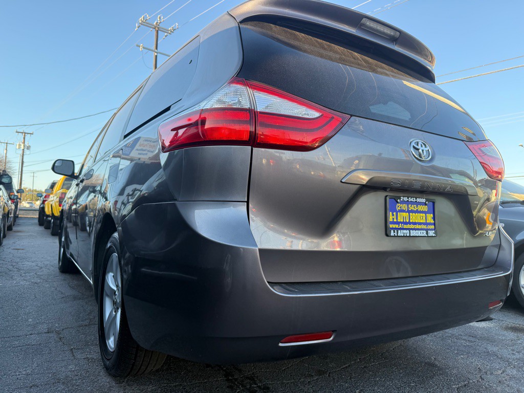 2015 Toyota Sienna Image 2