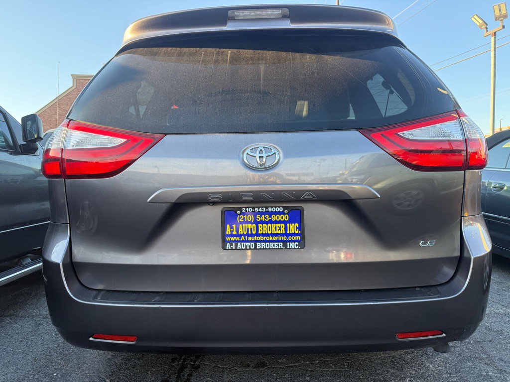 2015 Toyota Sienna Image 3