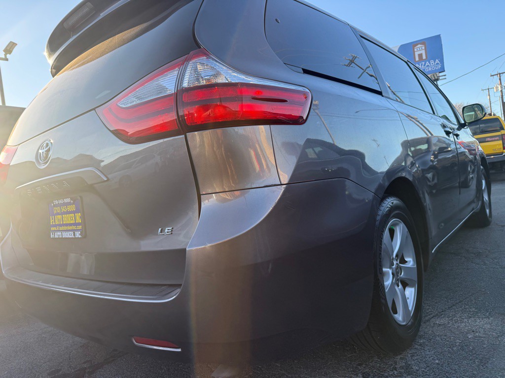 2015 Toyota Sienna Image 4