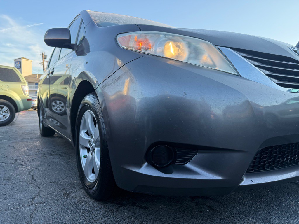 2015 Toyota Sienna Image 5
