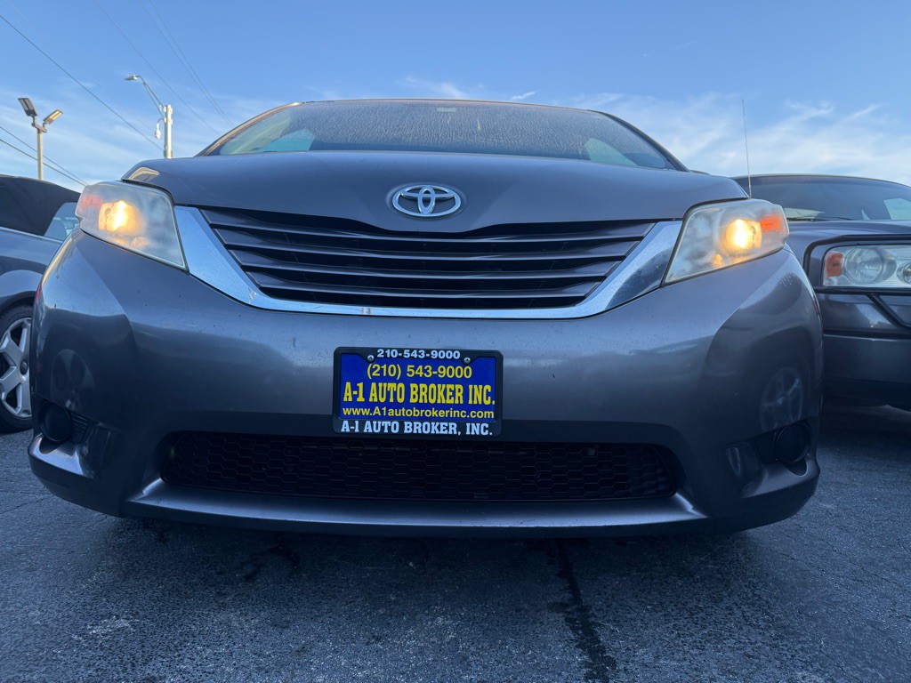 2015 Toyota Sienna Image 6