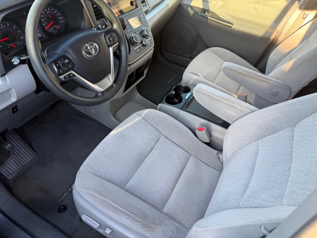2015 Toyota Sienna Image 10