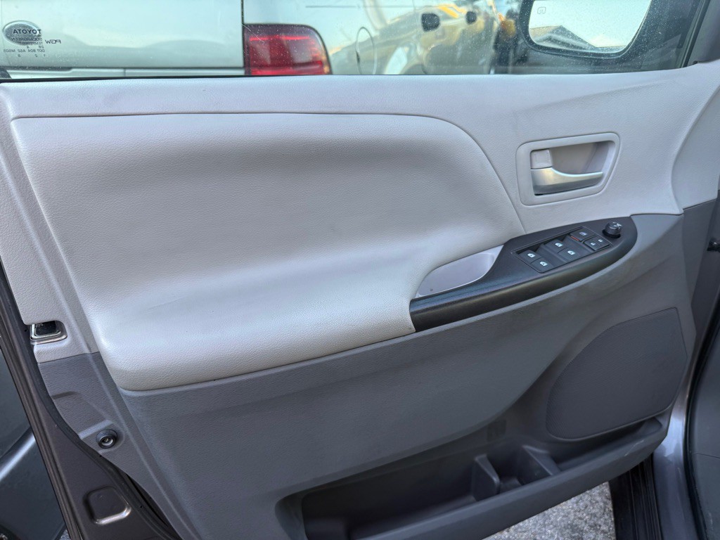 2015 Toyota Sienna Image 11