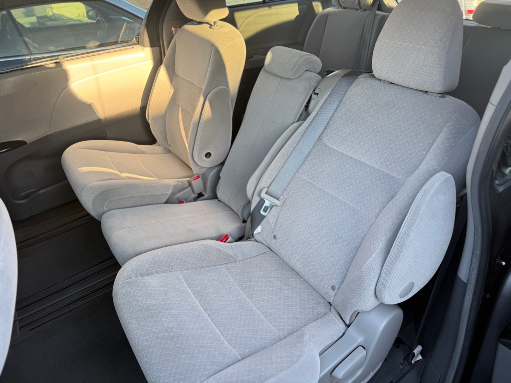 2015 Toyota Sienna Image 12