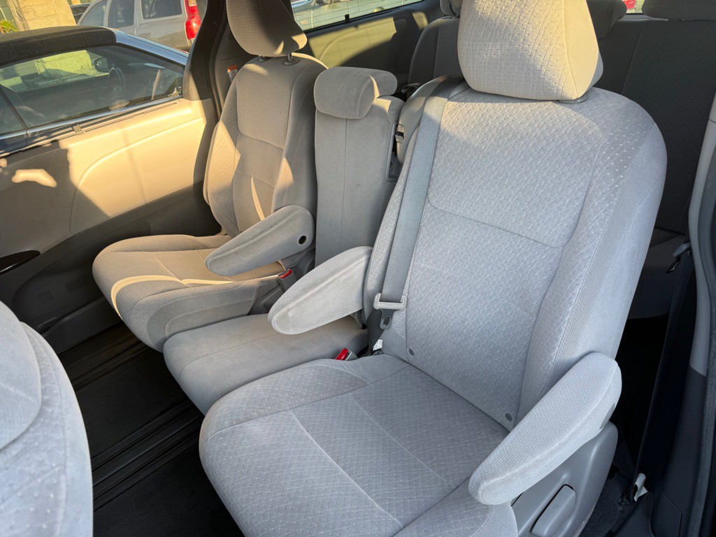 2015 Toyota Sienna Image 13