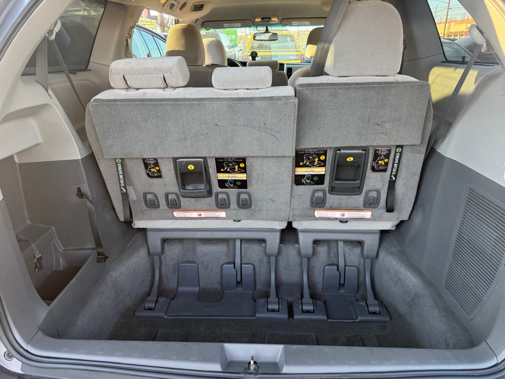 2015 Toyota Sienna Image 16